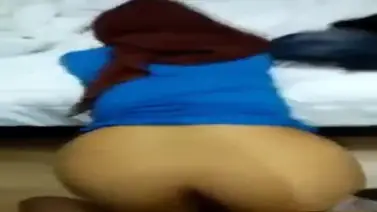 Jilbab Biru Diajak Main di Kosan Brutal Penuh